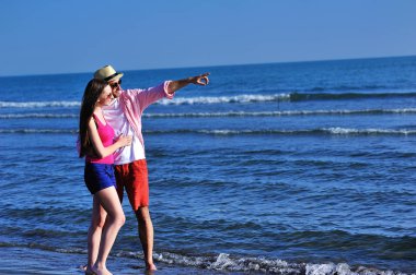 Sahil üzerinde sarılma sevgi dolu Çift