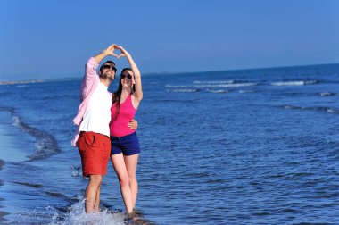 Sahil üzerinde sarılma sevgi dolu Çift