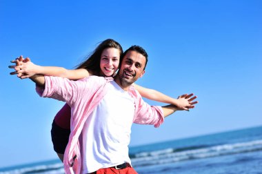 Sahil üzerinde sarılma sevgi dolu Çift