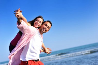 Sahil üzerinde sarılma sevgi dolu Çift