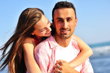 Sahil üzerinde sarılma sevgi dolu Çift