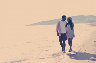 Deniz kıyısında yürüme Çift