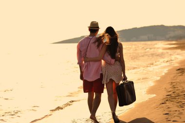 Deniz kıyısında yürüme Çift