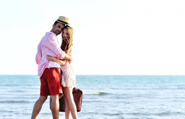 Sahil üzerinde sarılma sevgi dolu Çift