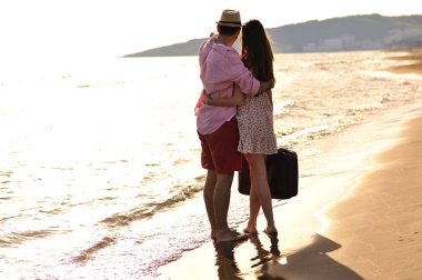 Sahil üzerinde sarılma sevgi dolu Çift