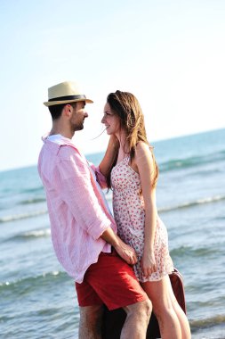 Sahil üzerinde sarılma sevgi dolu Çift