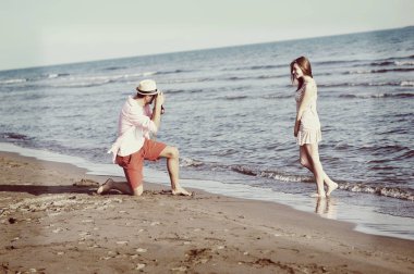 Mutlu çift üzerinde deniz kıyısı