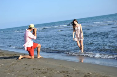 Mutlu çift üzerinde deniz kıyısı