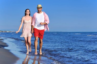 Deniz kıyısında yürüme Çift