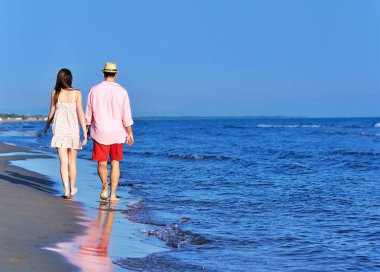 Deniz kıyısında yürüme Çift