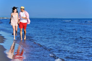 Deniz kıyısında yürüme Çift