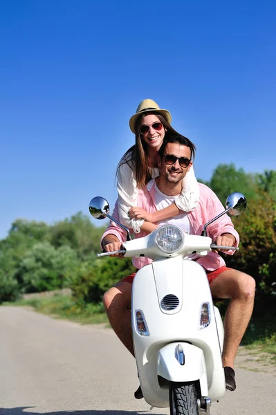 Casal de equitação em moto — Fotografia de Stock