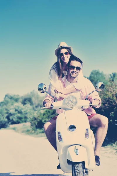 Paar auf Motorrad unterwegs — Stockfoto