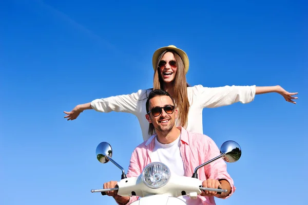 Pareja montando en moto —  Fotos de Stock