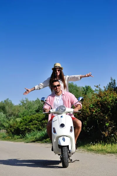 Çift üzerinde motosiklet sürme