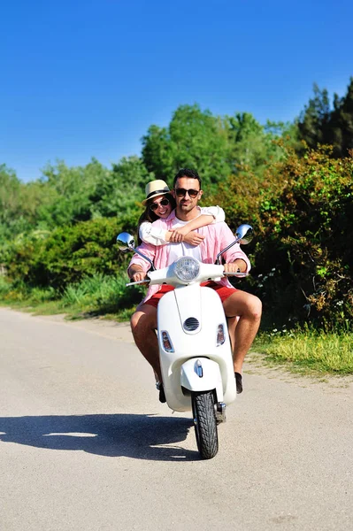 Paar rijden op de motor — Stockfoto