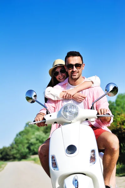 Pasangan naik sepeda motor — Stok Foto