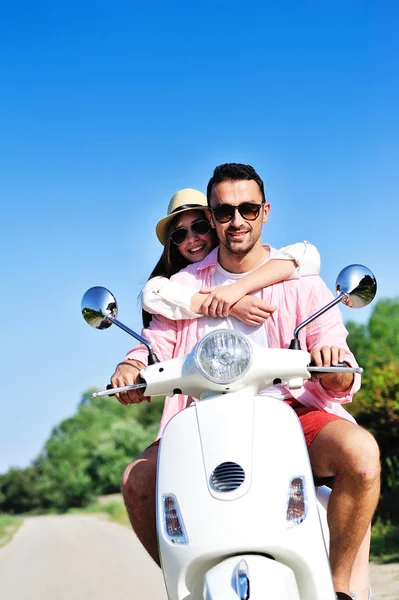 Pareja montando en moto —  Fotos de Stock