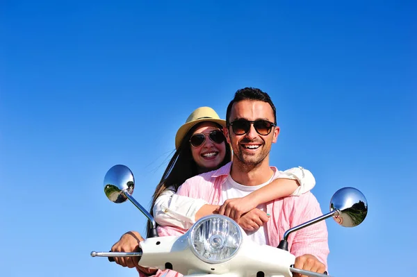 Casal de equitação em moto — Fotografia de Stock