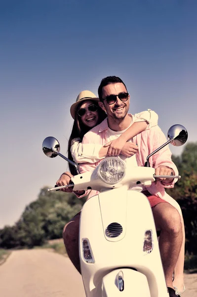 Çift üzerinde motosiklet sürme