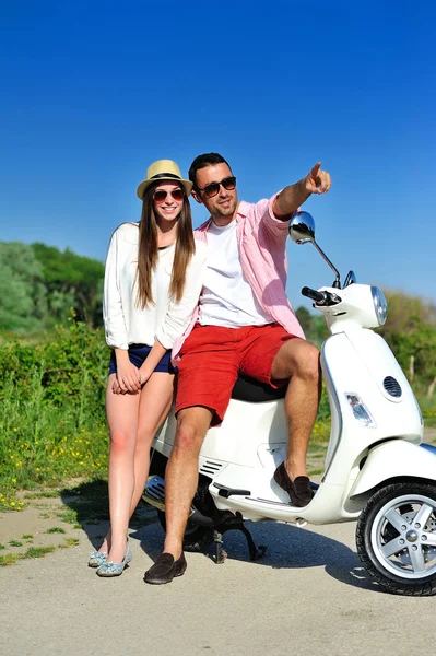 Paar sitzt auf Motorrad — Stockfoto