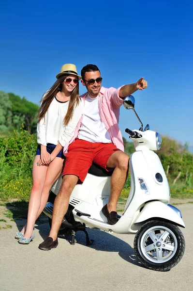 Paar sitzt auf Motorrad — Stockfoto
