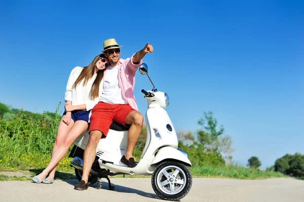 Motosiklette oturan çift