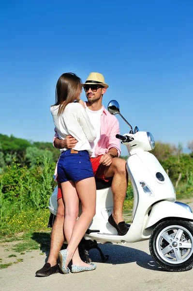 Motosiklette oturan çift