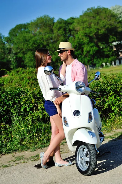 Motosiklette oturan çift