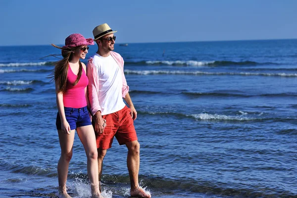 Coppia a piedi sulla riva del mare — Foto Stock