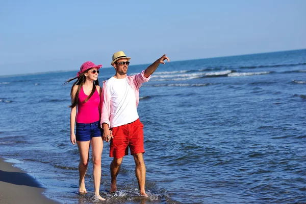 Deniz kıyısında yürüme Çift