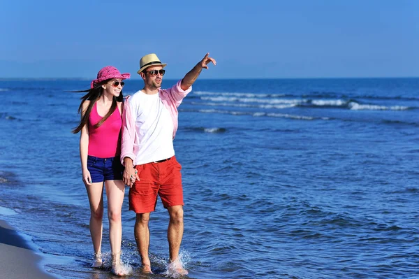 Pareja caminando en la orilla del mar —  Fotos de Stock