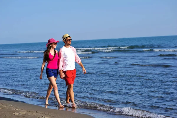 Pareja caminando en la orilla del mar —  Fotos de Stock