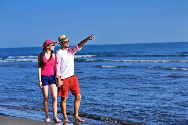 Sahil üzerinde sarılma sevgi dolu Çift