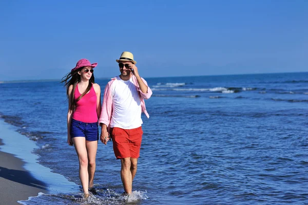 Deniz kıyısında yürüme Çift