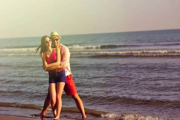 Liebespaar umarmt sich am Strand — Stockfoto