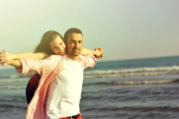 Любляча пара обіймається на березі моря — стокове фото