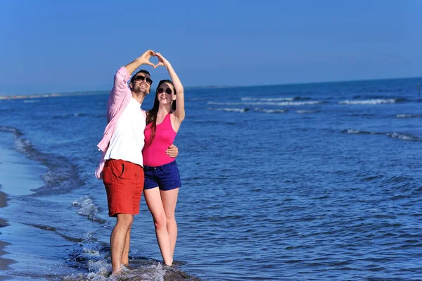 Sahil üzerinde sarılma sevgi dolu Çift