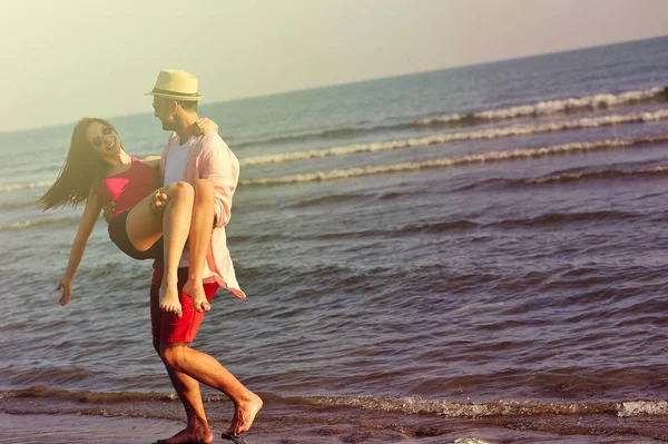 Любящая пара обнимается на берегу моря — стоковое фото