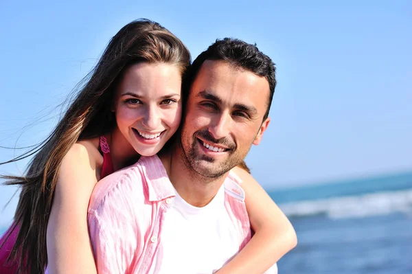 Liebespaar umarmt sich am Strand — Stockfoto