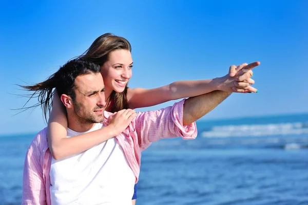 Liebespaar umarmt sich am Strand — Stockfoto