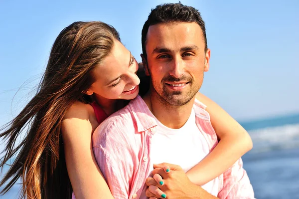 Sahil üzerinde sarılma sevgi dolu Çift