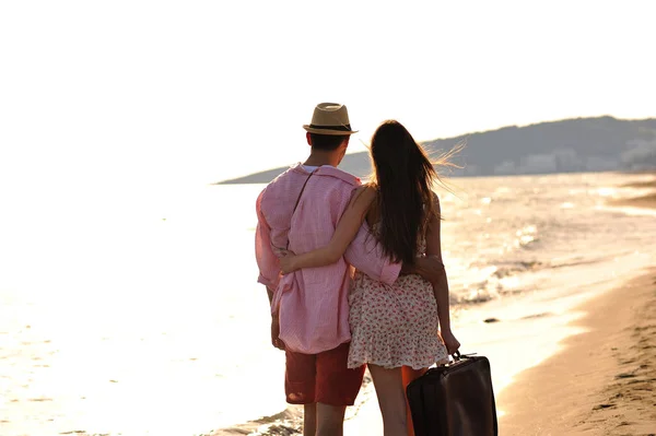 Pareja caminando en la orilla del mar — Foto de Stock