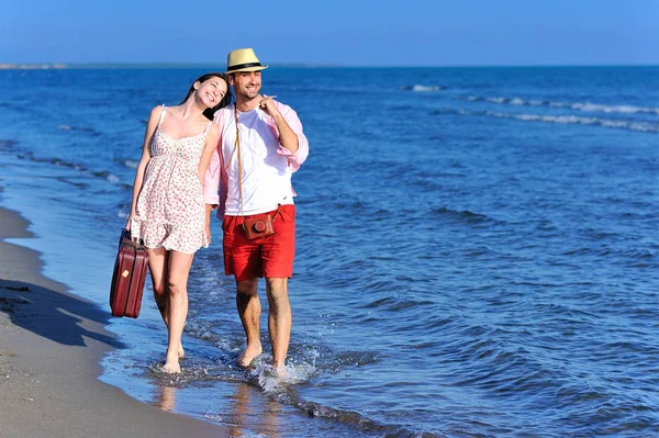 Deniz kıyısında yürüme Çift