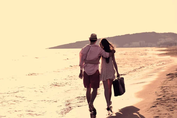 Deniz kıyısında yürüme Çift