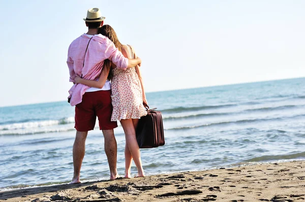 Liebespaar umarmt sich am Strand — Stockfoto