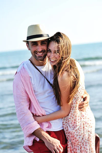 Sahil üzerinde sarılma sevgi dolu Çift