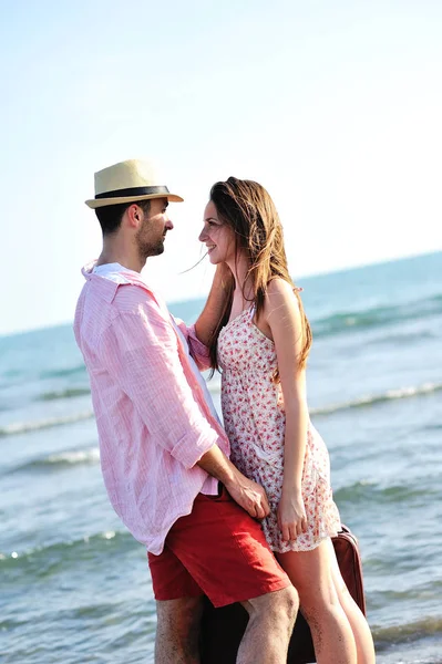 Sahil üzerinde sarılma sevgi dolu Çift