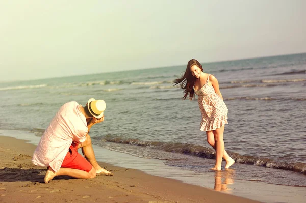 Pareja feliz en la orilla del mar — Foto de Stock