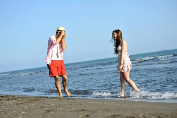 Szczęśliwa para na seashore — Zdjęcie stockowe